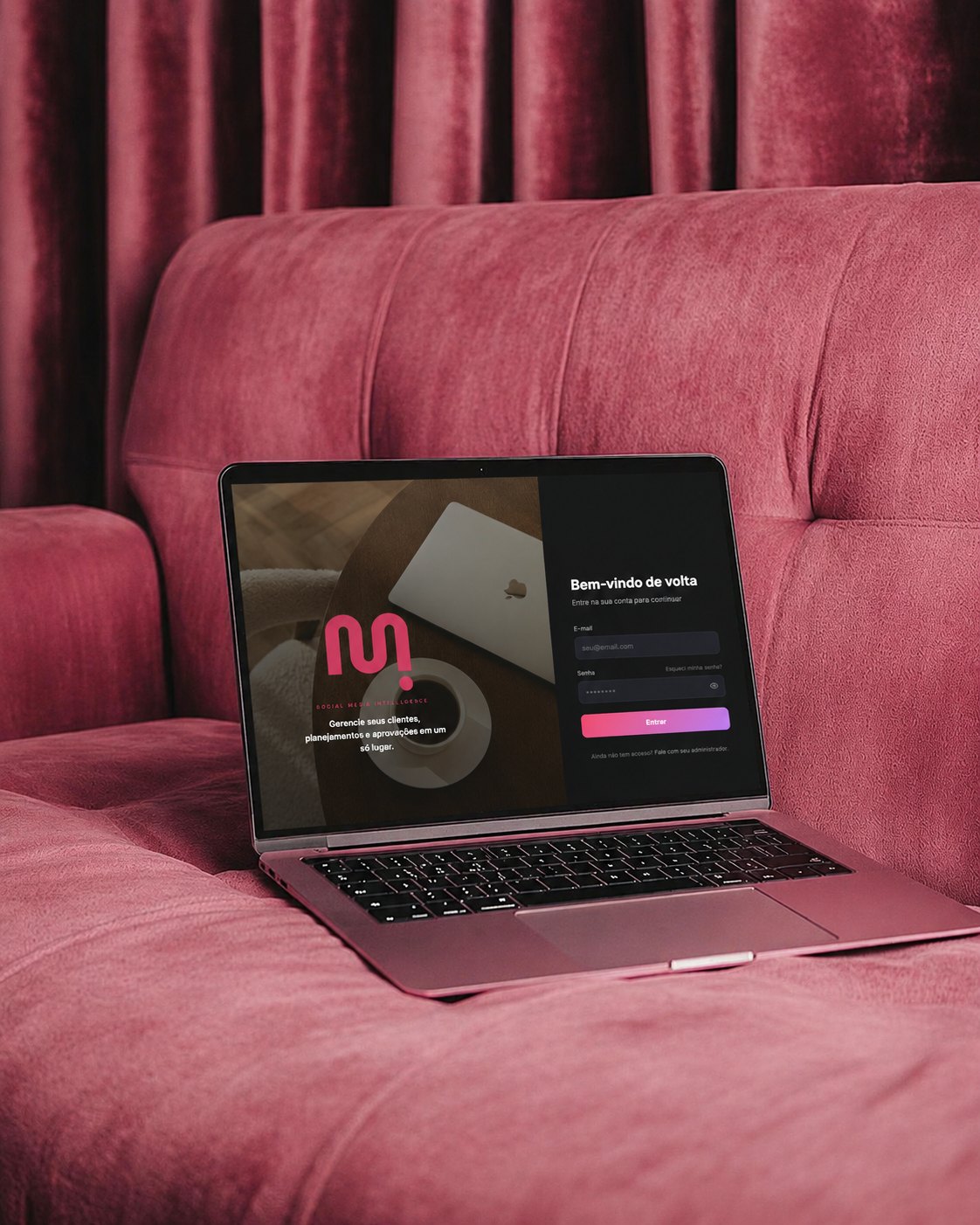 SocialMind aberta em um notebook